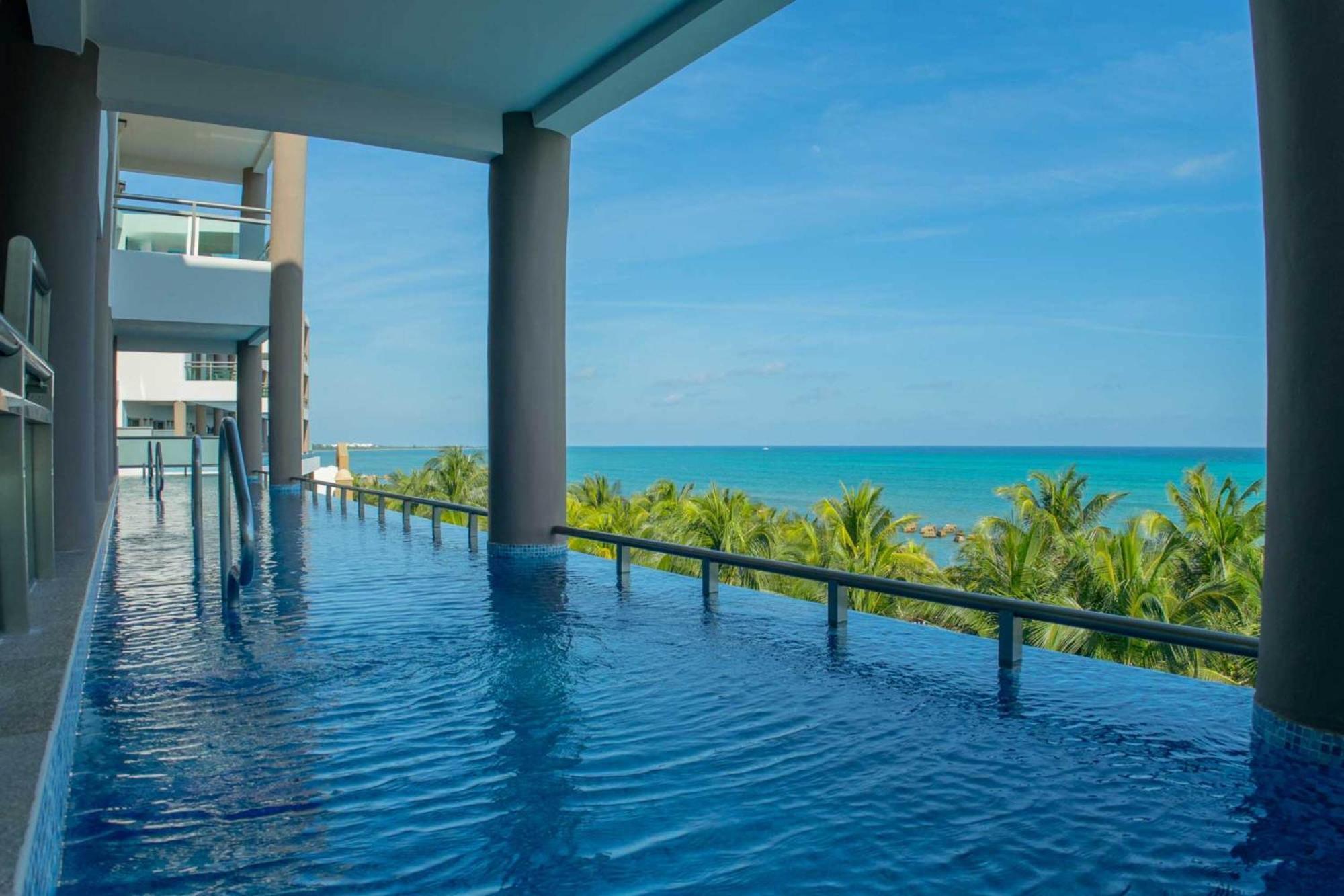 Ocean Front One Bedroom Swim Up Suite,1600238299:JPEG